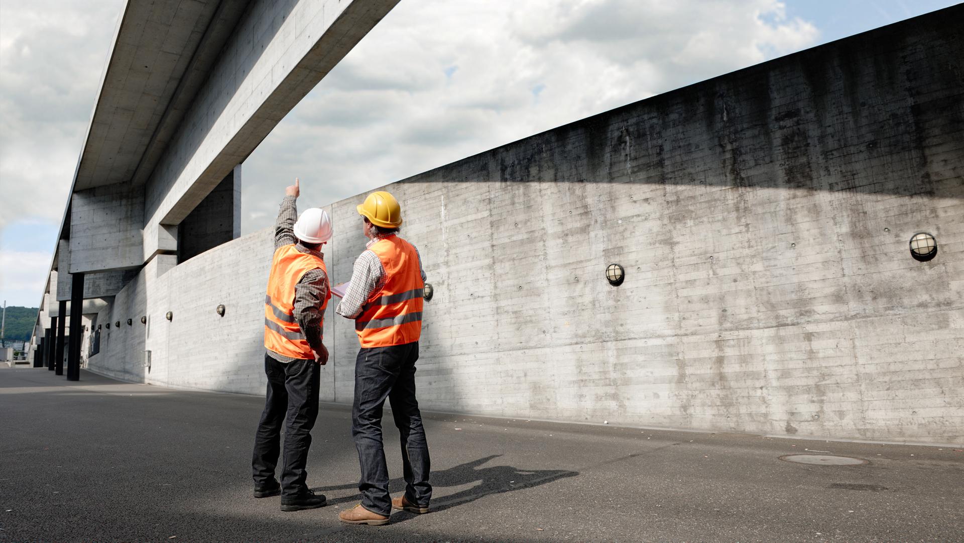 Beton Mitarbeiter diskutieren Betonbrücke