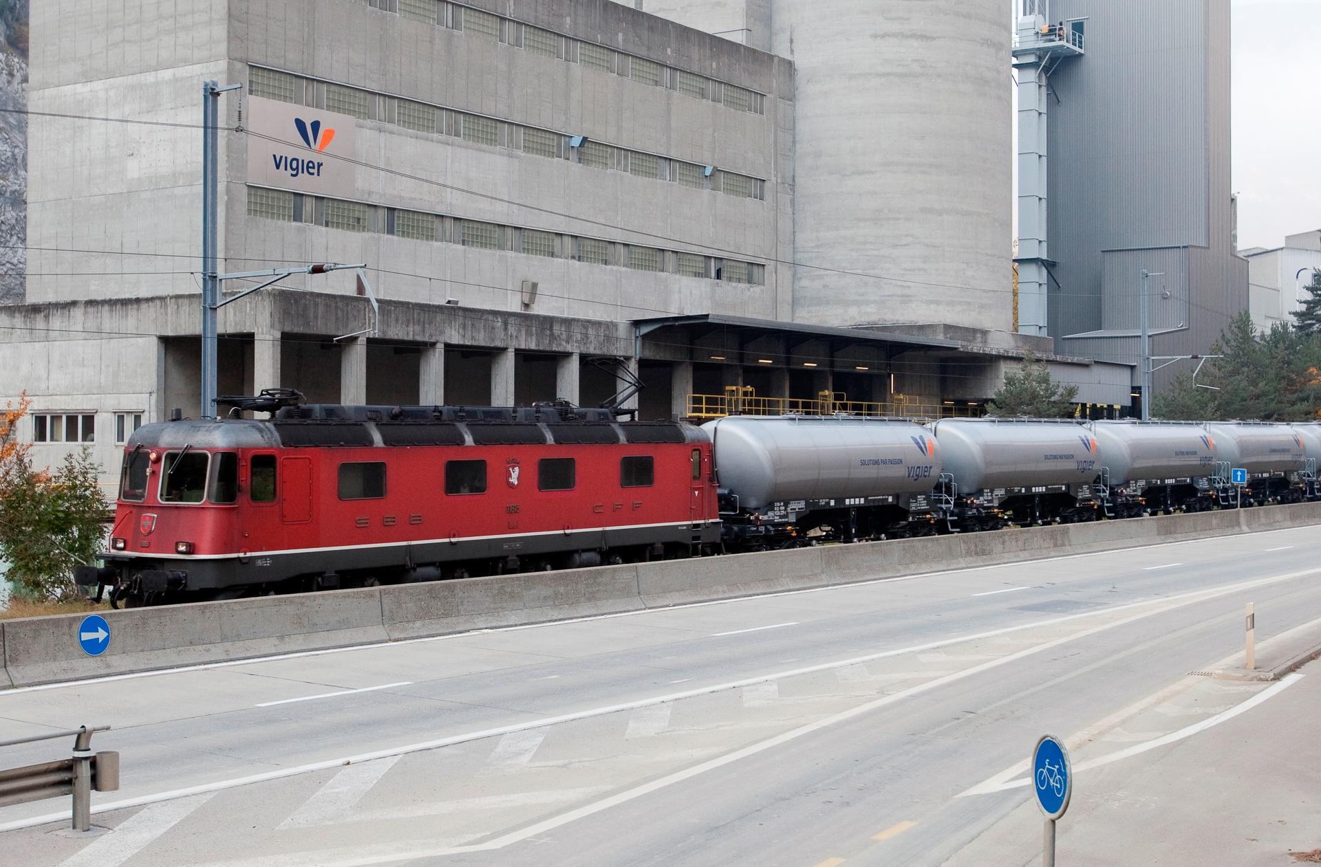 Ein Zug der SBB holt Beton ab bei der Vigier Ciment